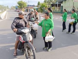 Terus Tebar Kebaikan Selama Ramadhan, Prajurit dan Persit Koramil Kuala Kencana Berbagi Takjil Gratis